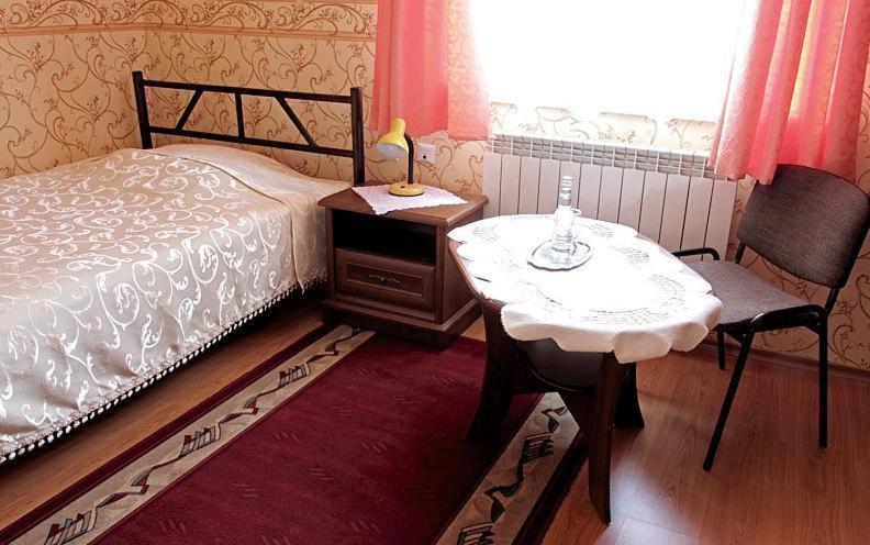 Hotel Mily Krosno Bagian luar foto