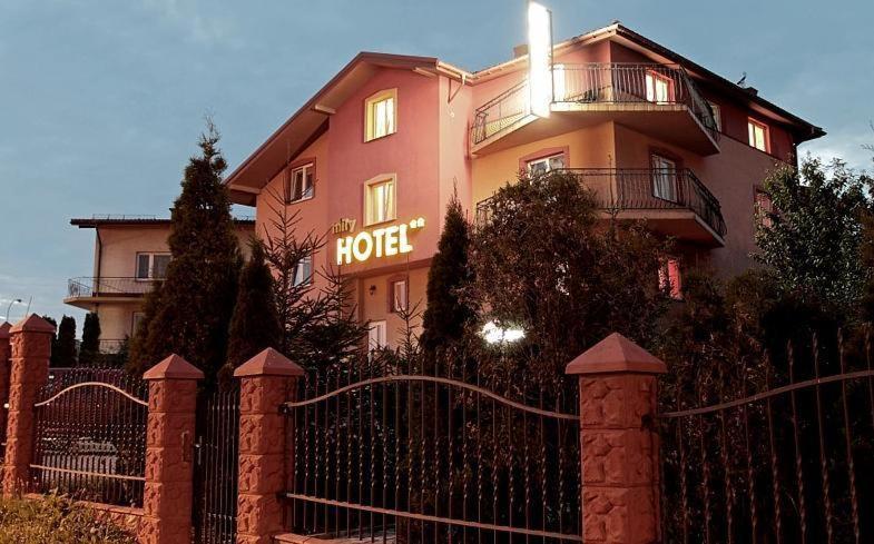 Hotel Mily Krosno Bagian luar foto